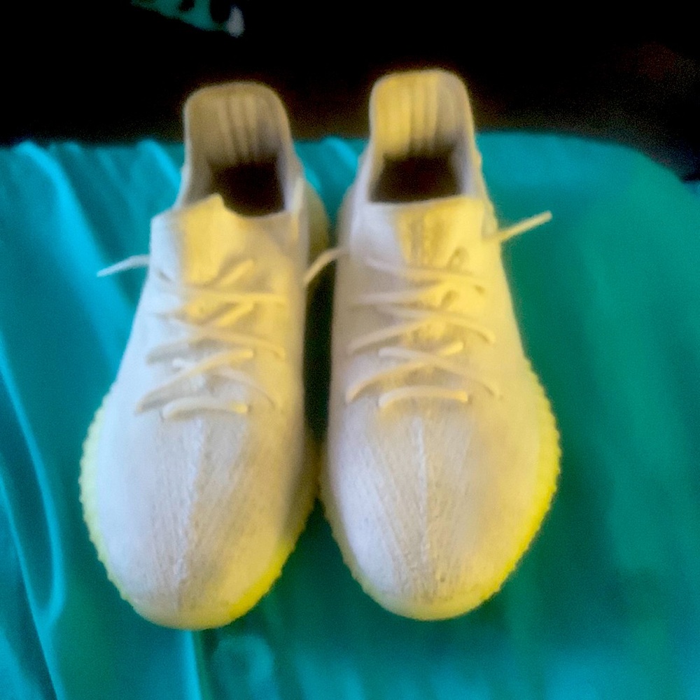 I’m selling yezzy boost 350 v2 triple white/(used}